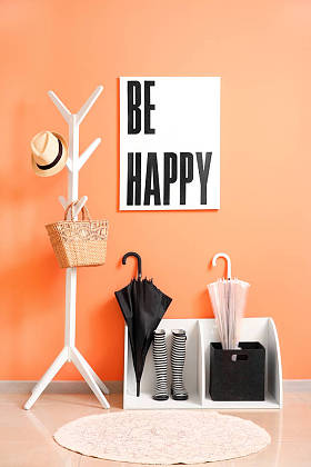 大厅内部的时尚雨伞图片