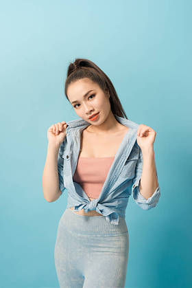 活跃的年轻女子在休闲夏季服装有乐趣室内