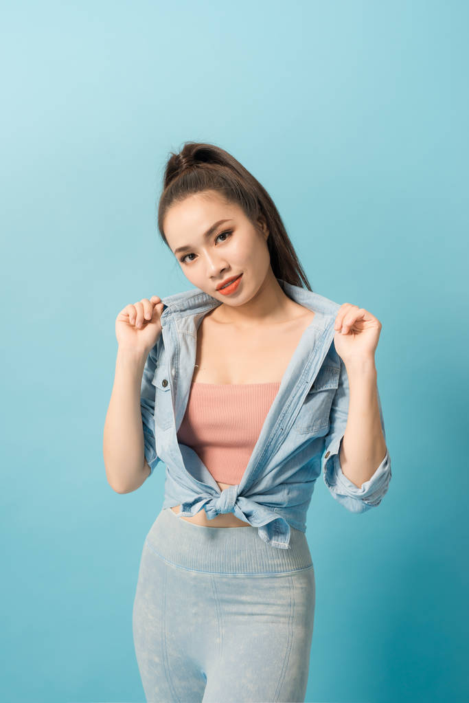 活跃的年轻女子在休闲夏季服装有乐趣室内
