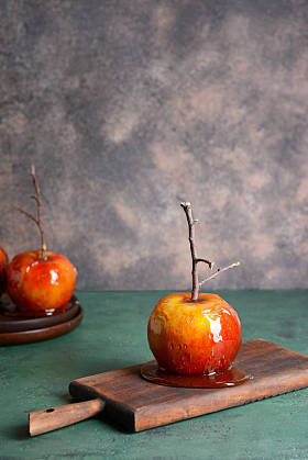 彩色桌上的美味糖果苹果