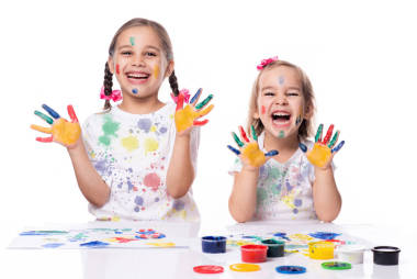 兩個小女孩玩手指油漆的肖像照片