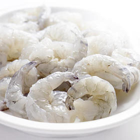 在一个碗中的原料虾图片