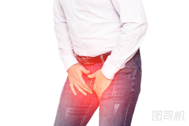 一個(gè)穿白襯衫的男人堅(jiān)持他的腹股溝，腹股溝疼痛和炎癥的概念，男性的生殖器感染和前列腺炎。白色背景，隔離