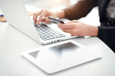 使用笔记本电脑和平板电脑使用信用卡购物和在线支付