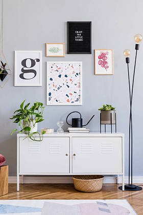 设计斯堪的纳维亚家居内部的开放空间与模拟海报画廊墙,白色架子,天鹅绒椅子,植物,灯木立方体和优雅的配件。复古舒适的家居装饰。模板.