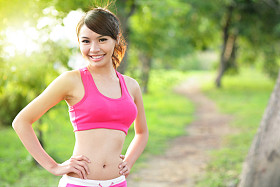 在公园里跑步的女人图片