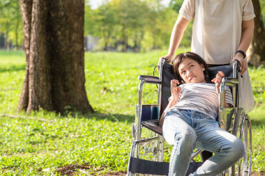 患有腦癱的生病小女孩在輪椅室外公園或患有癲癇、癲癇的女兒、亞洲母親或照顧女童的人、大腦、神經(jīng)系統(tǒng)概念