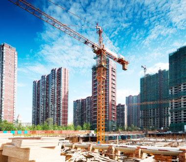 在巨大的建筑工地上工作的多個(gè)起重機(jī)