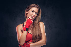 美丽的女人在红色运动胸罩的肖像