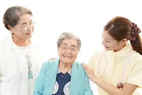 友好的护士在照料老年妇女图片