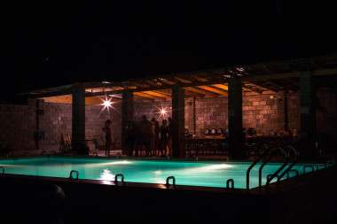 夜间发光游泳池和它背后的人图片