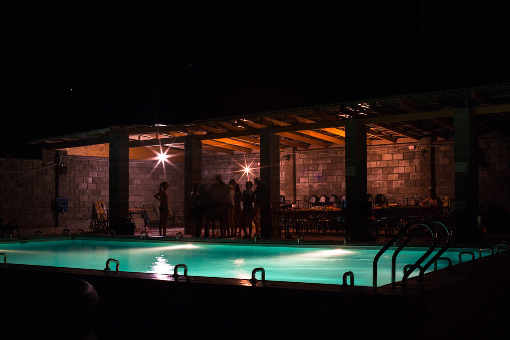 夜间发光游泳池和它背后的人图片 夜间发光游泳池和它背后的人图片