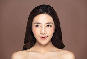 美丽的年轻妇女与自然化妆和干净的皮肤