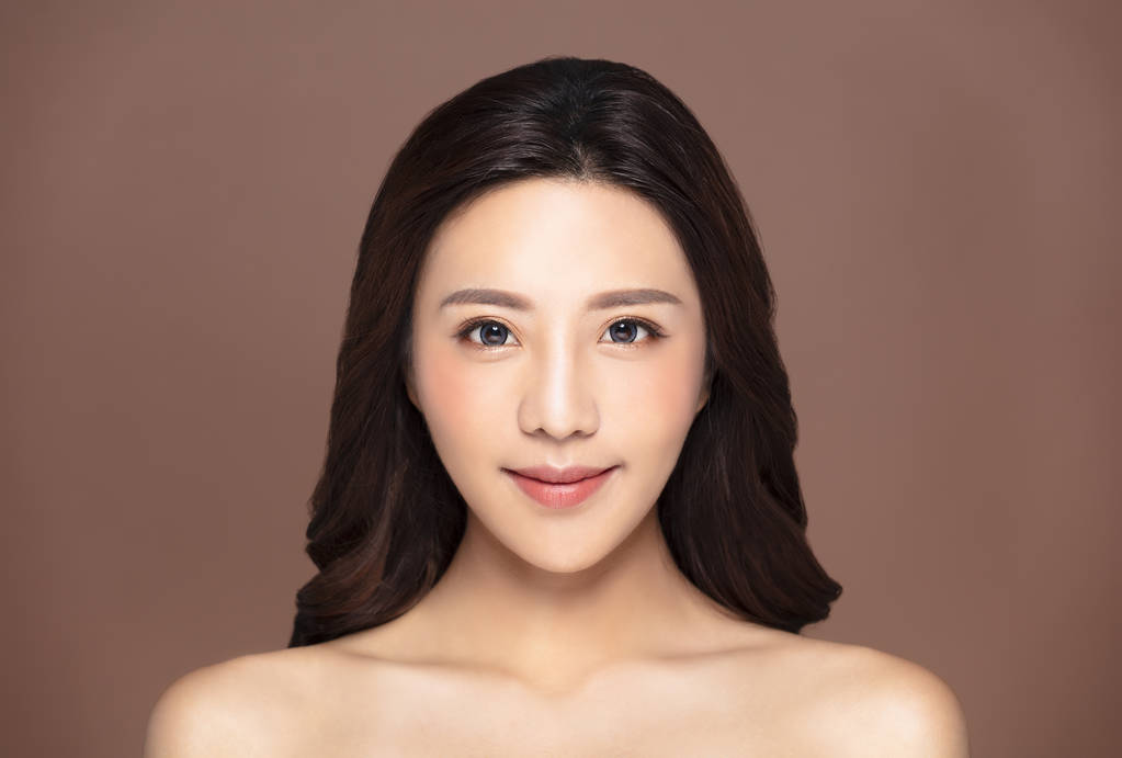 美丽的年轻妇女与自然化妆和干净的皮肤