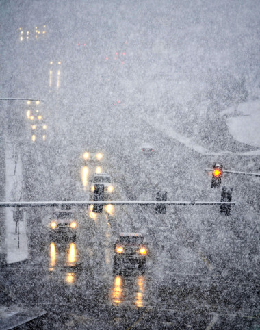駕駛中重度的冰雪風暴圖片