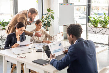 多民族商人在正式穿在办公室的会议