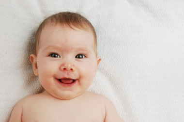 可愛的小男孩很開心圖片