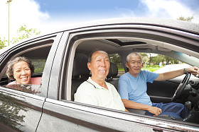 快乐的老年人享受公路旅行和旅