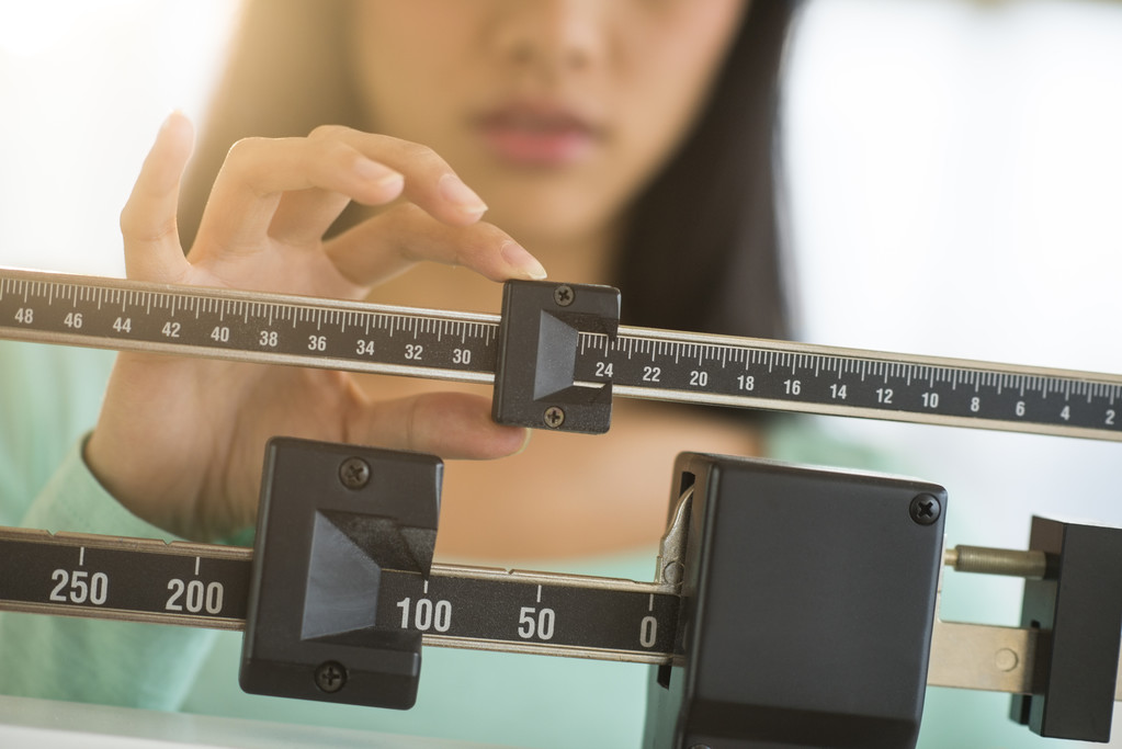 女人调整体重秤 midsection 女人调整体重秤 midsection