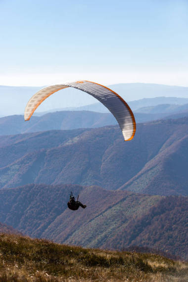 滑翔傘在天空中飛翔圖片