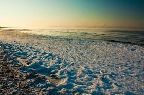 蒸汽从大海中升起