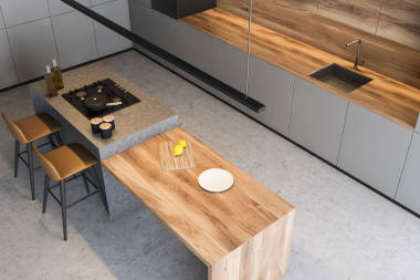 带酒吧的灰色厨房的顶视图图片