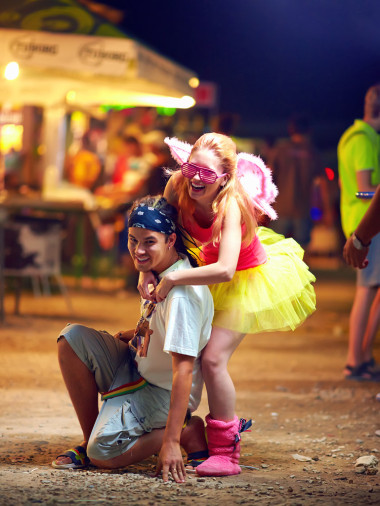 變態(tài)人在音樂節(jié)上很開心。青年文化