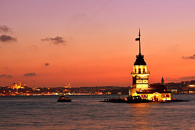 少女的塔夜景。土耳其伊斯坦布尔