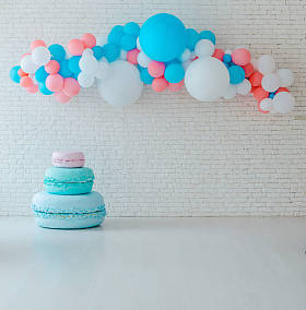 气球和冰淇淋车在节日的白色砖背景与大姜饼人