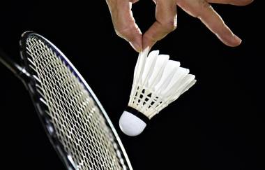 穿梭在人手服务行动特写黑色背景