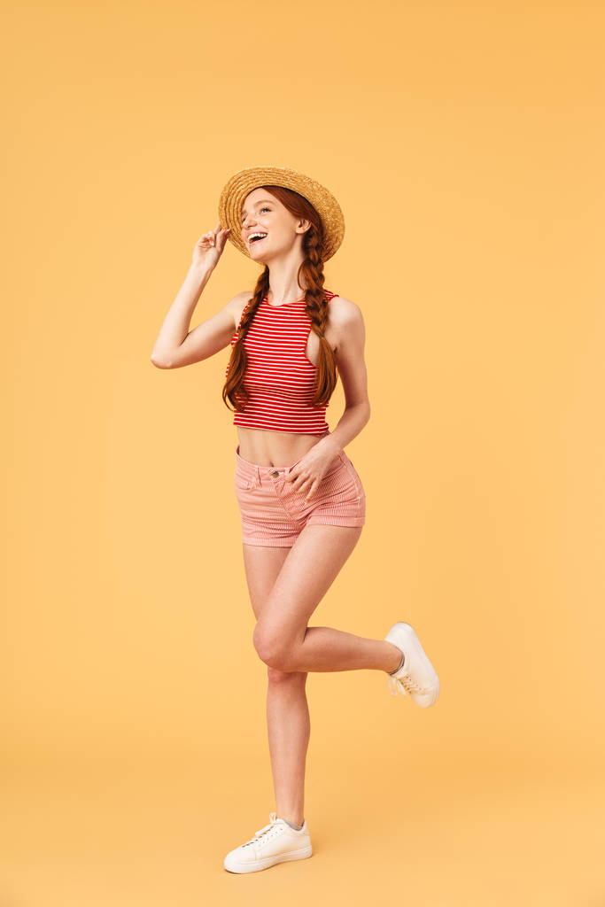 年轻 美丽的 红发 女人 构成 孤立 在 黄色 背景