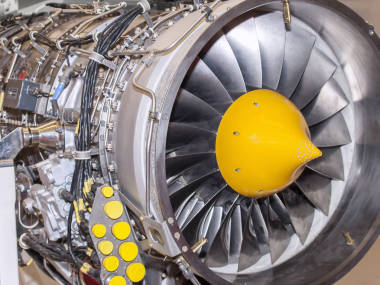 帶葉片和控制單元的特寫噴氣發(fā)動機