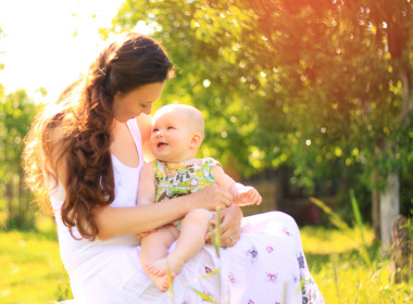 漂亮的妈妈和宝宝户外活动。性质。美丽妈妈和她一起在公园玩耍的孩子