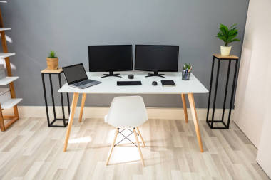 現(xiàn)代辦公室內部的辦公桌上的電腦 