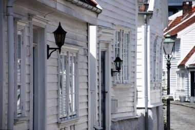 白色的房子在一條街圖片