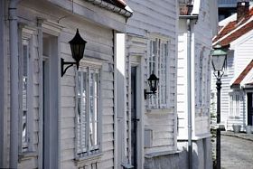 白色的房子在一条街图片