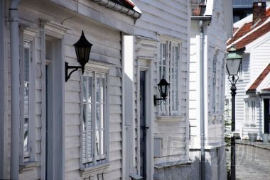 白色的房子在一條街圖片