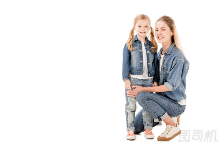 幸福的母親和女兒微笑孤立在白色