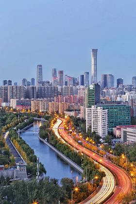 夜晚的城市天际线 照片