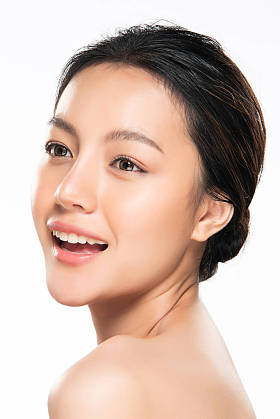 与清新皮肤年轻亚洲美女