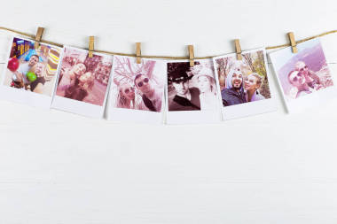 打印照片在來自不同地方的愛的夫婦。普萊桑