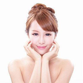 美丽的脸和完美肌肤的女人