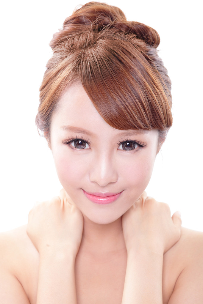 女人用手在她的肩膀上