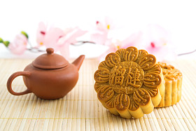 传统月饼与茶壶图片