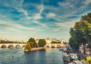 白天欣赏法国巴黎的塞内河。旅行背景