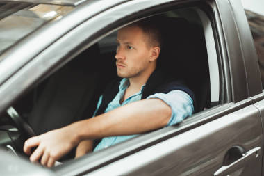 年轻的帅哥开车图片