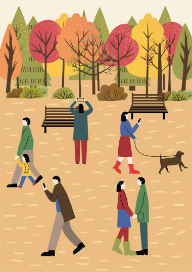 人们一起在秋天的城市公园里度过时光。五颜六色的树木，背景是橙色、红色和绿叶。人们手牵手，牵着狗走，拍照。平面矢量插图
