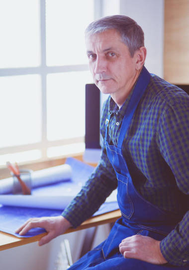 建筑師在辦公室的寫字臺上工作