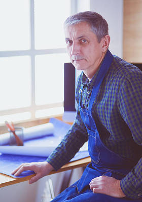 建筑师在办公室的写字台上工作