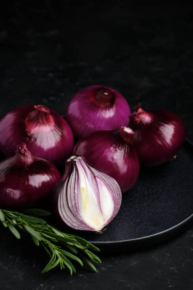 紅色洋蔥的黑色背景。食品成分。特寫